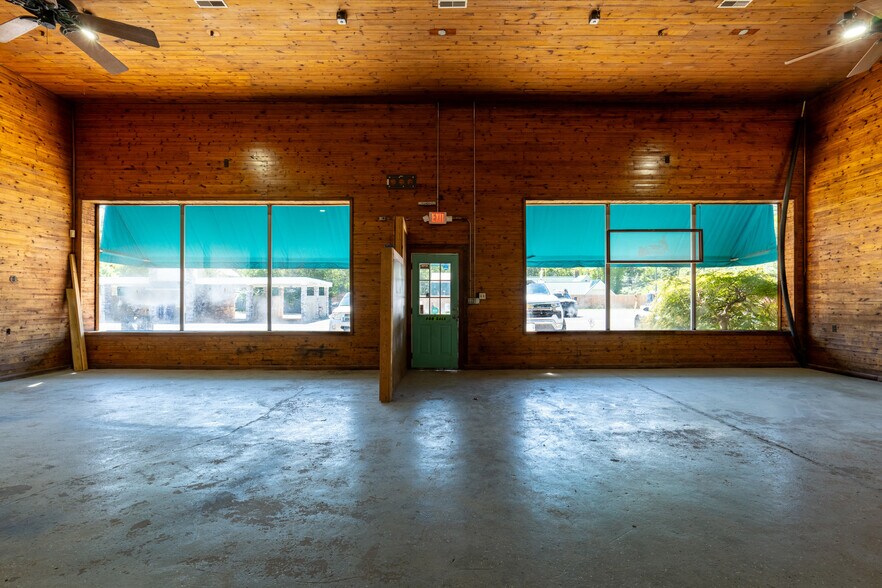 More Photos Of 127 Thompson St, Pittsboro Auto Repair For Lease