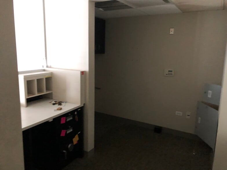 More Photos Of 6740 N Ridge Blvd, Chicago Bank For Lease