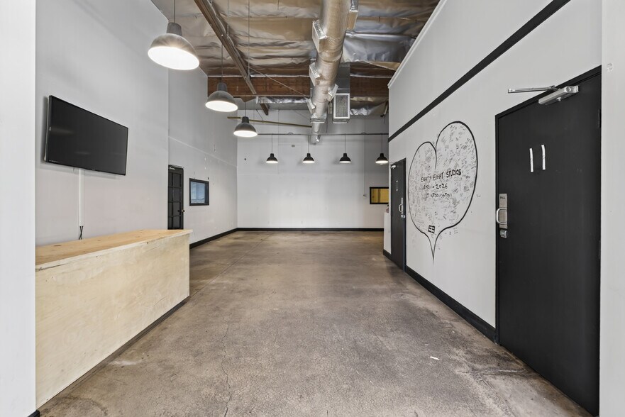 More Photos Of 11105 Weddington St, North Hollywood Service For Lease