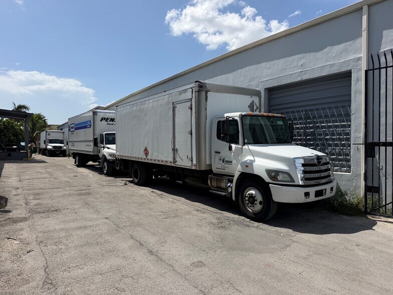 More Photos Of 3700 NW 54th St, Miami Warehouse For Lease