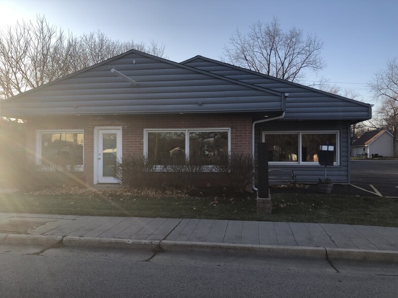 Primary Photo Of 628 Sheridan Rd, Winthrop Harbor Storefront Retail Office For Sale