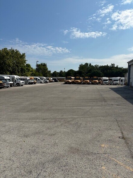 More Photos Of 16725 Van Dam Rd, South Holland Auto Repair For Lease