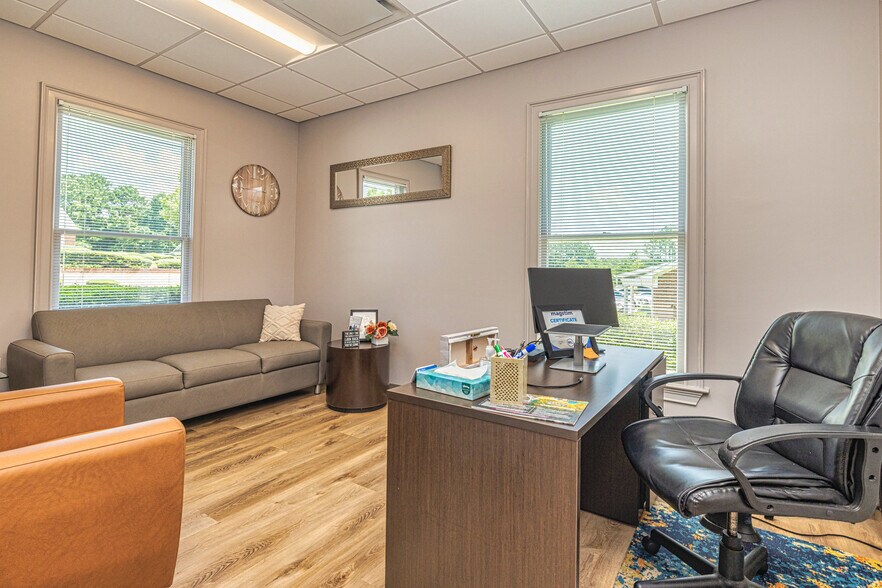 More Photos Of 117 Governors Sq, Fayetteville Medical For Lease