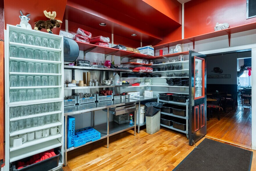 More Photos Of 117 Pine St, Pinedale Restaurant For Sale