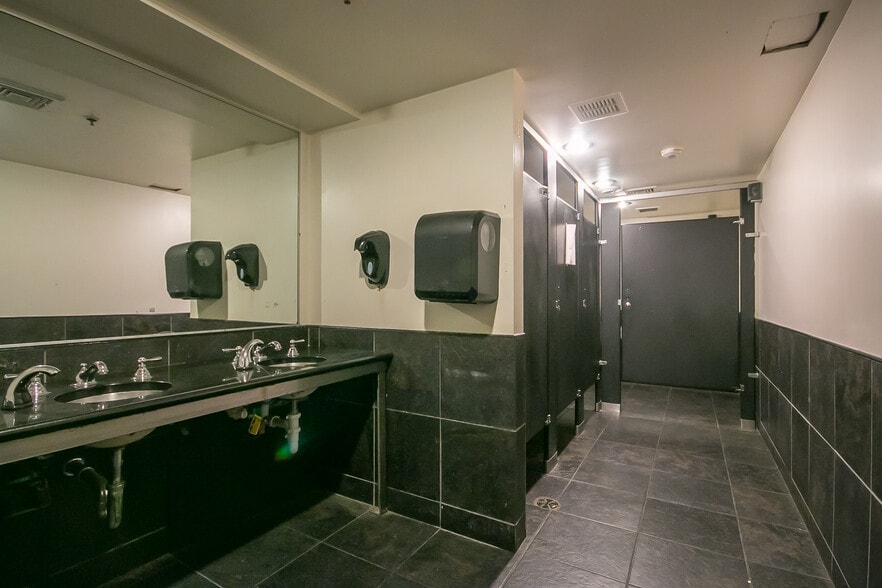 More Photos Of 1111-1113 Walnut St, Philadelphia Storefront For Sale