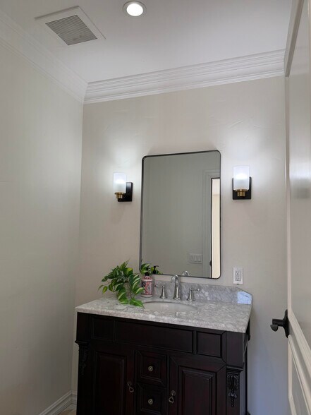 More Photos Of 1301 N Beverly Dr, Beverly Hills Specialty For Sale