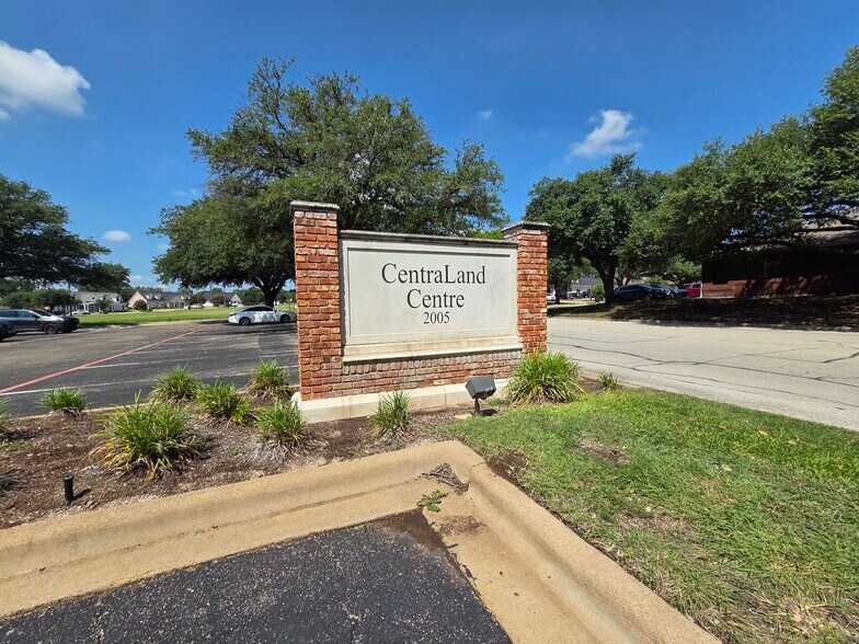 More Photos Of 2005 Birdcreek Dr, Temple Office For Lease