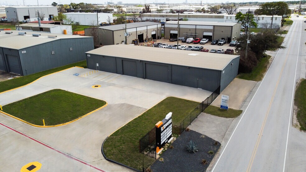 More Photos Of 5850 Cunningham Rd, Houston Unknown For Lease