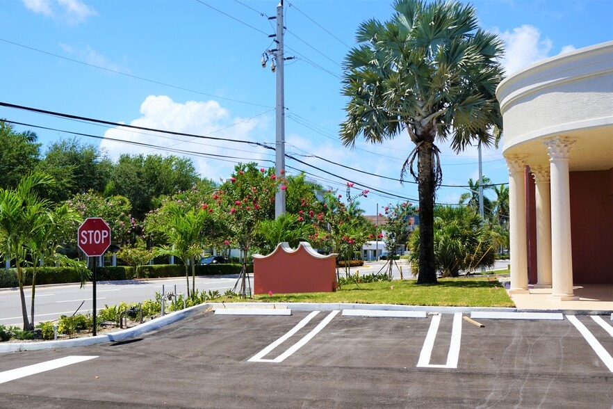More Photos Of 2923 S Federal Hwy, Boynton Beach General Retail For Lease