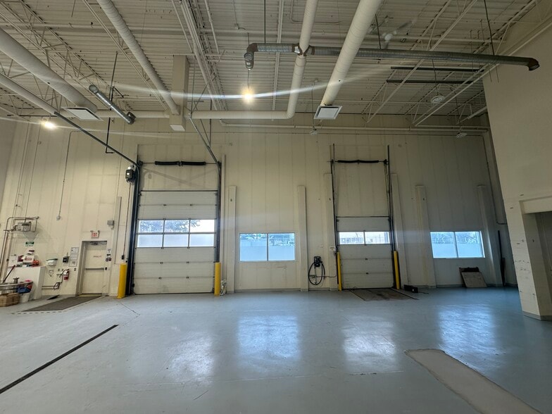 More Photos Of 7019 8th St NE, Calgary Warehouse For Lease