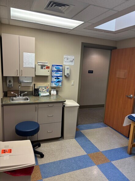 More Photos Of 41 Buttrick Rd, Londonderry Medical For Sale