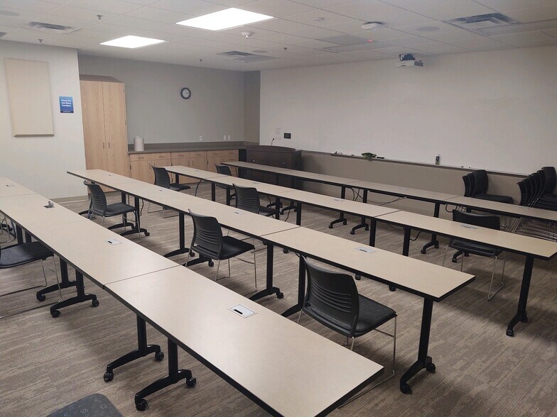 More Photos Of 903 E 104th St, Kansas City Office For Lease