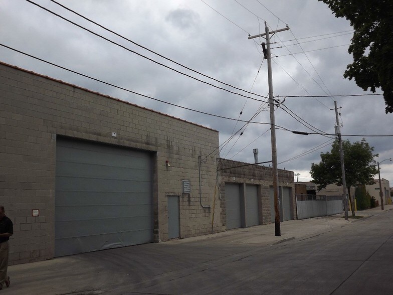 More Photos Of 2101 W Purdue St, Milwaukee Light Manufacturing For Lease