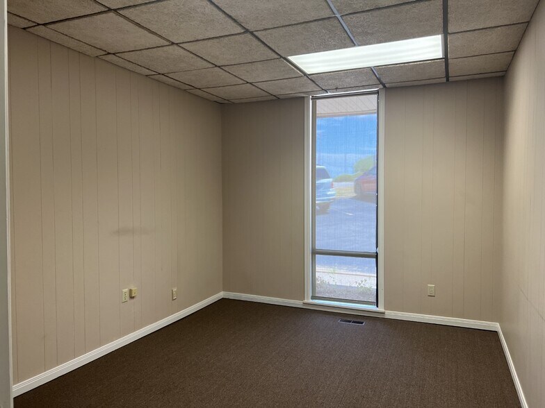 More Photos Of 302 Pointer Trl W, Van Buren Office For Sale