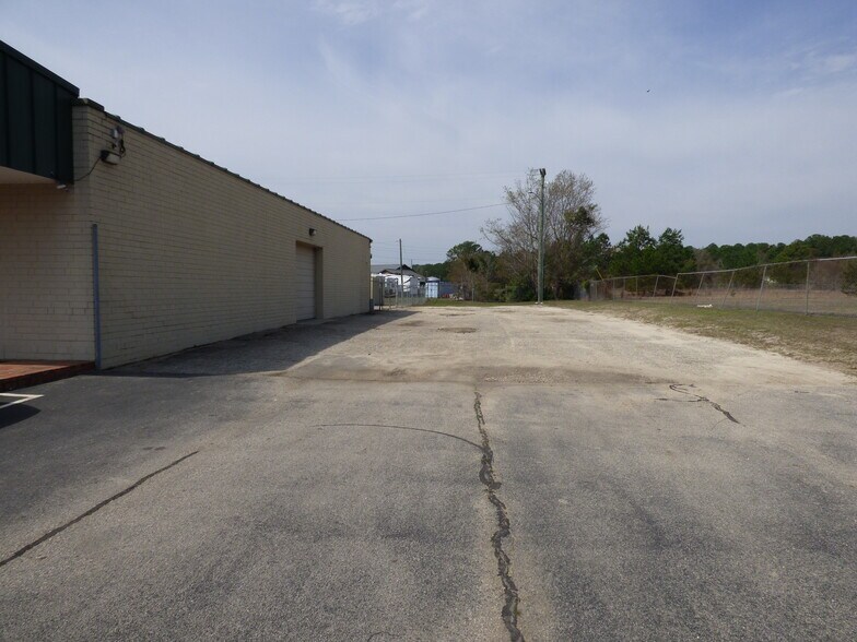 More Photos Of 2978 Gillespie St, Fayetteville Flex For Lease