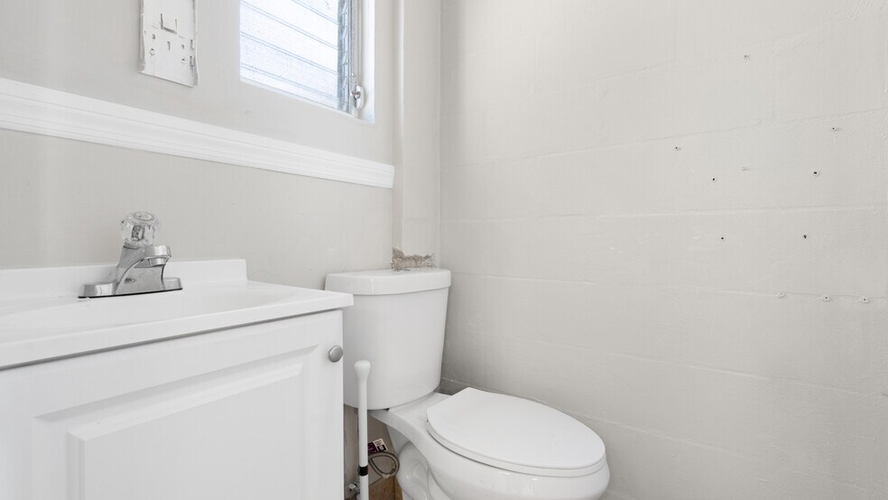 More Photos Of 648 S Commerce Ave, Sebring Freestanding For Sale