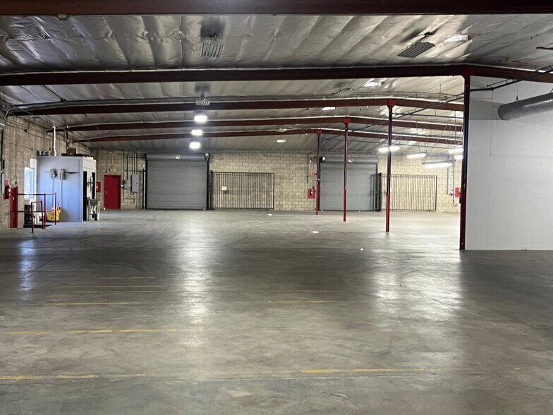 More Photos Of 13222-13226 Saticoy St, North Hollywood Warehouse For Lease