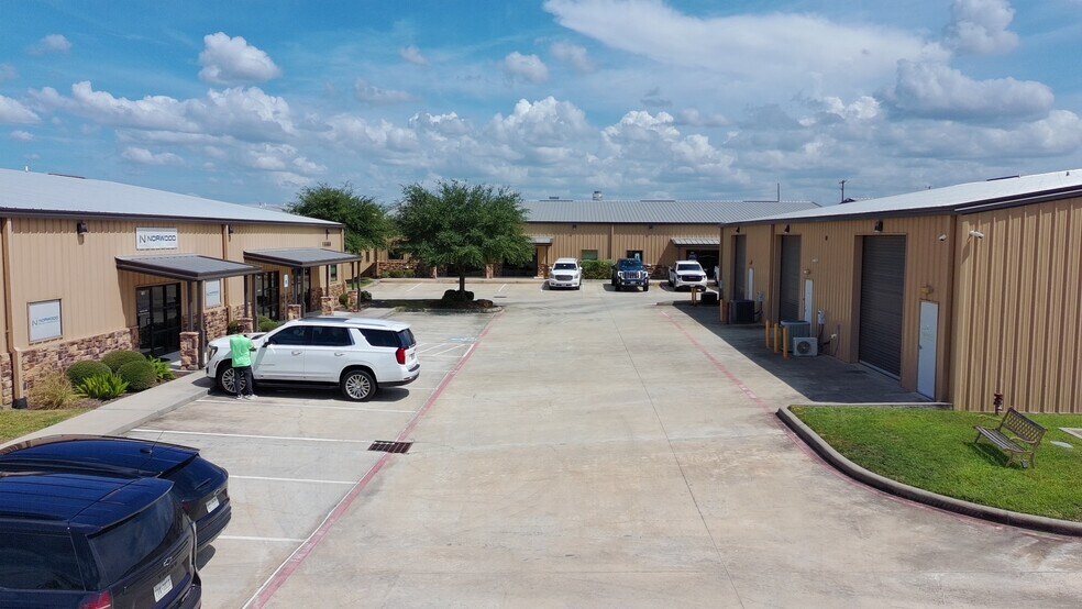 More Photos Of 15349 Summit Park Dr, Montgomery Unknown For Lease