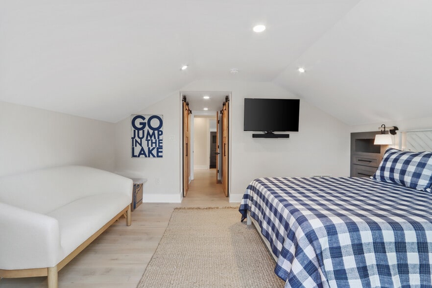 More Photos Of W4724 S Lakeshore Dr, Fontana-on-Geneva Lake Storefront For Sale