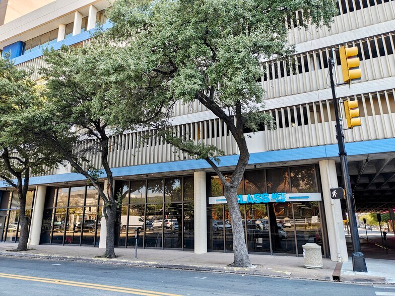 More Photos Of 500 Throckmorton St, Fort Worth Apartments For Lease