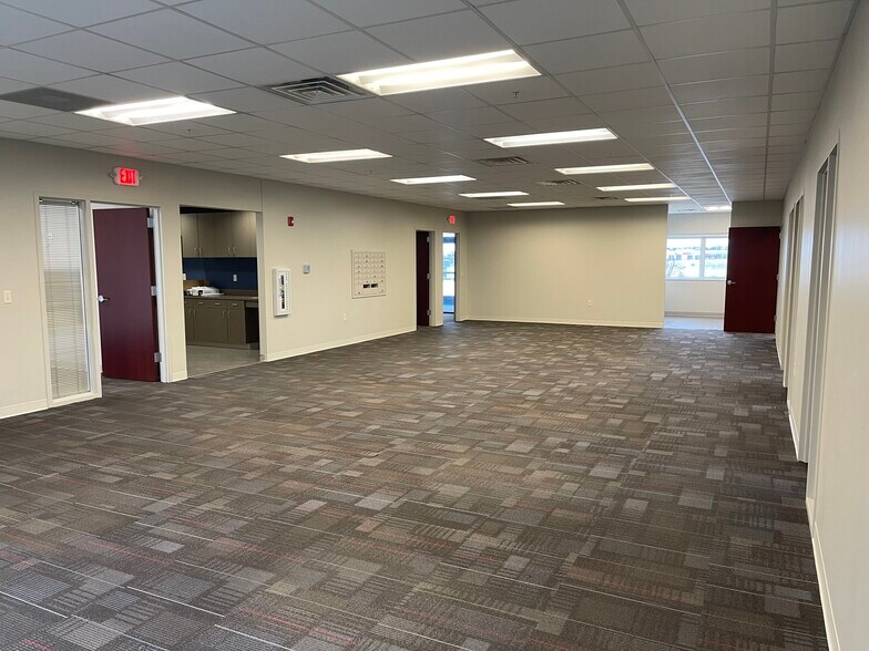 More Photos Of 1907 Jumer Dr, Bloomington Office For Lease