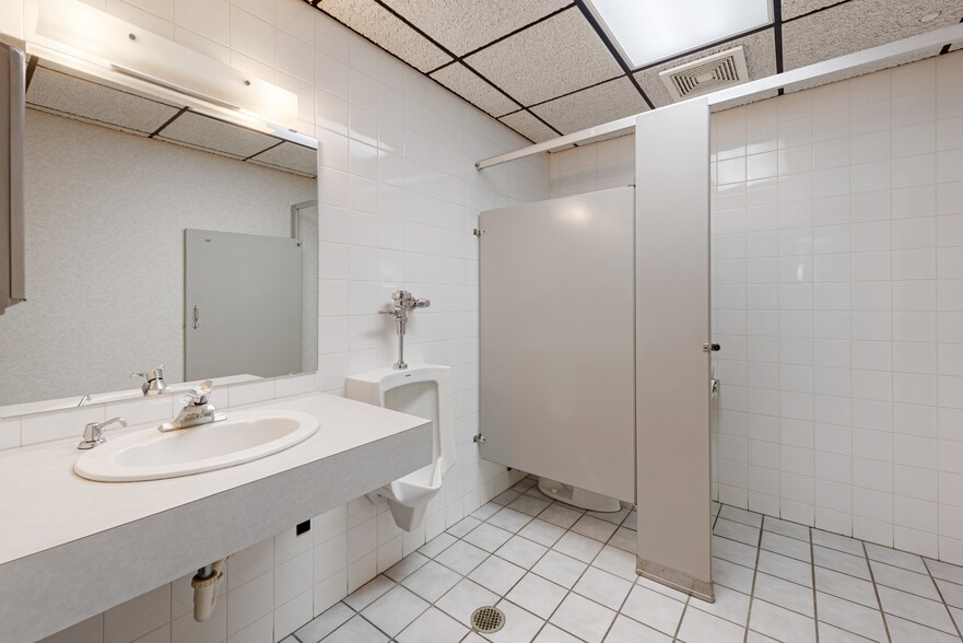 More Photos Of 5615 Brooklyn Blvd, Brooklyn Center Office For Sale