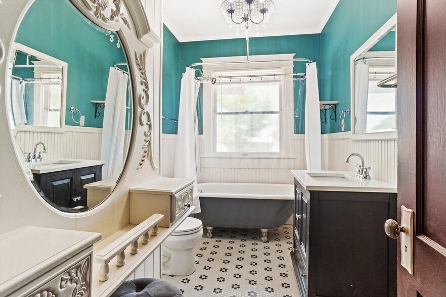 More Photos Of 1116 Lamar Ave, Paris Office For Sale