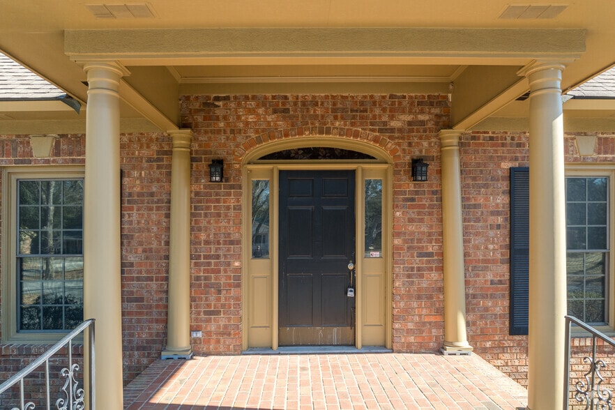 More Photos Of 501 Griffin Ave, Eastman Office For Sale