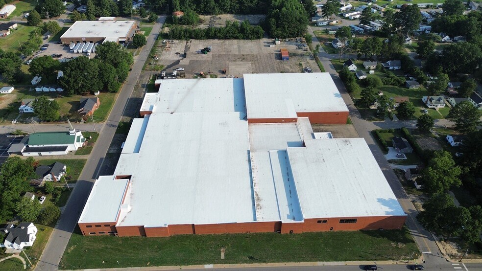 More Photos Of 905 Herring Ave, Wilson Manufacturing For Sale