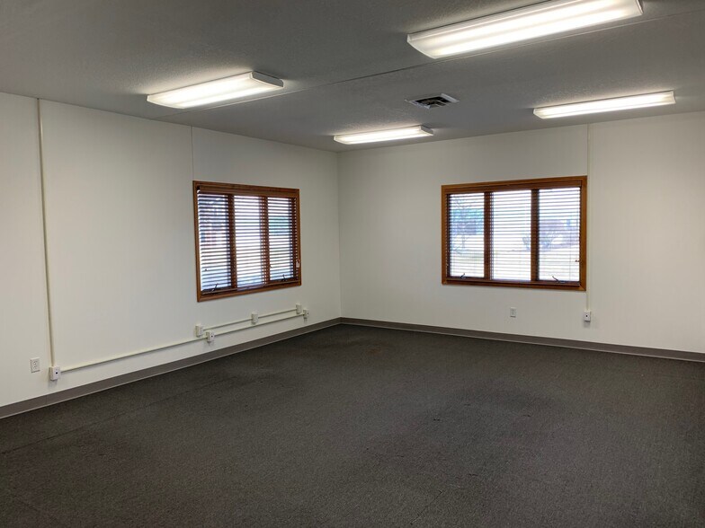 More Photos Of 1014 Ekstam Dr, Bloomington Office For Lease