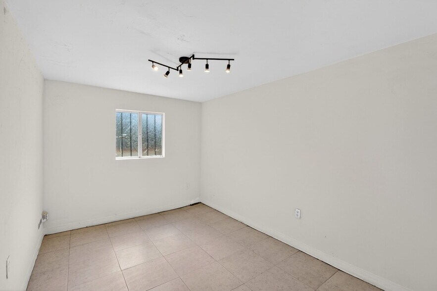 More Photos Of 4401 N 16th St, Phoenix Freestanding For Lease
