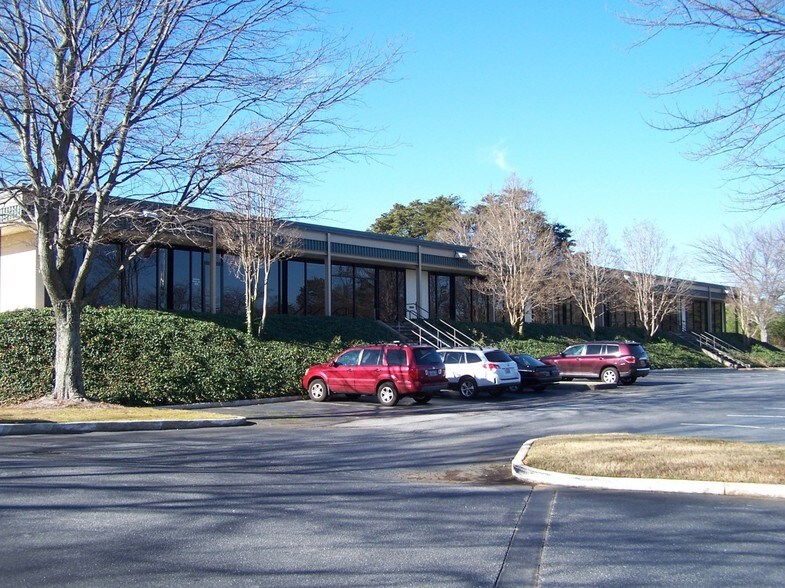 More Photos Of 25 Woods Lake Rd, Greenville Unknown For Lease