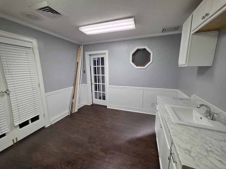 More Photos Of 4542 Raeford Rd, Fayetteville Office For Lease