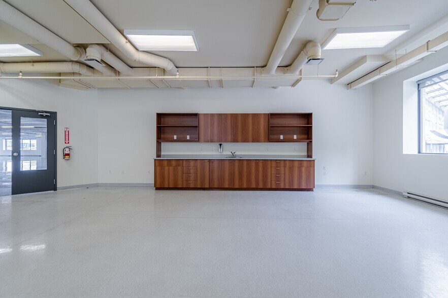 More Photos Of 875 Boul Charest O, Québec Office For Sale