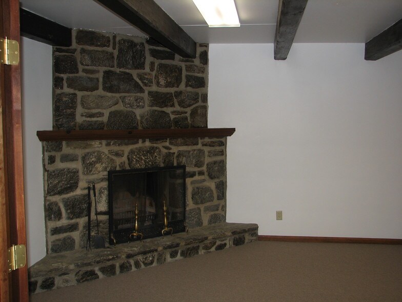 More Photos Of 7250 Hollywood Ave, Fort Washington Office Residential For Lease