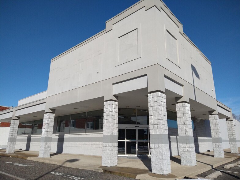 More Photos Of 1 E Broad St, Paulsboro Drugstore For Lease
