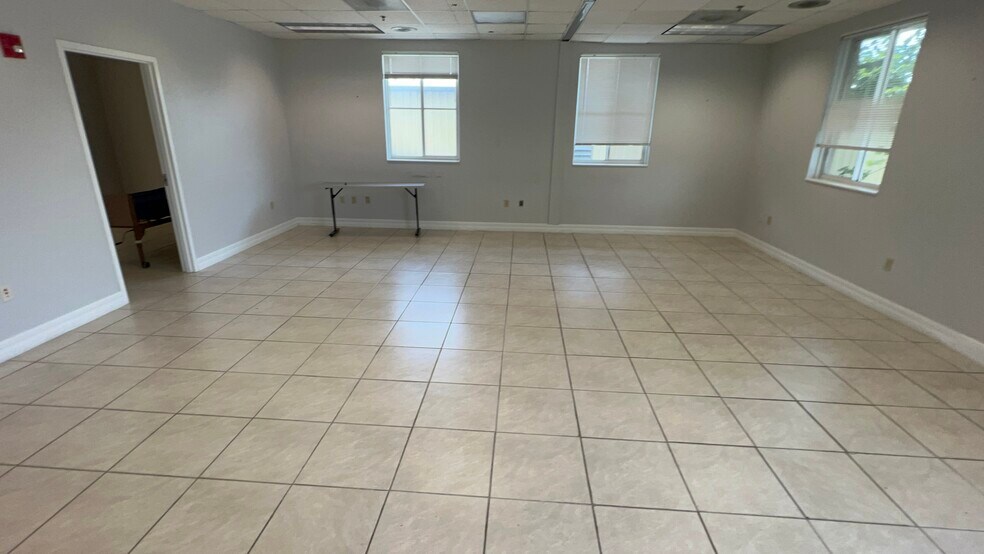 More Photos Of 4940 Bayline Dr, North Fort Myers Warehouse For Lease