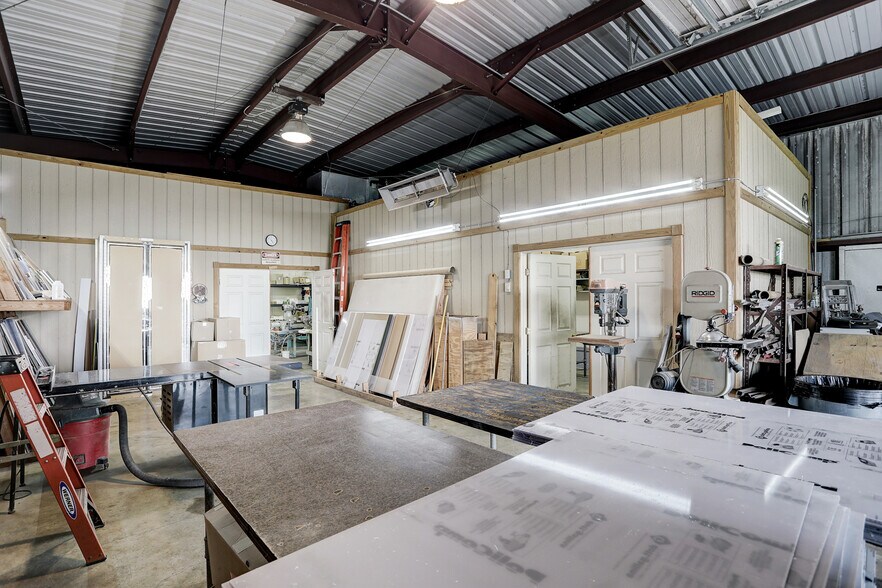More Photos Of 15525B County Road 48, Rosharon Warehouse For Lease