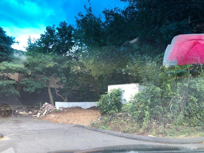 More Photos Of 4942 Main St, Bridgeport Office Residential For Lease