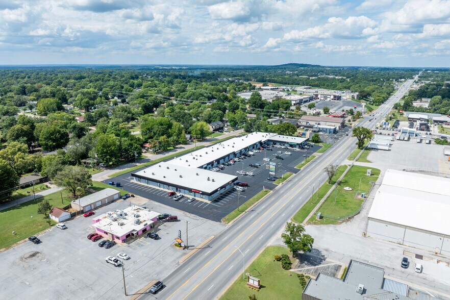 More Photos Of 812 N Thompson St, Springdale Unknown For Lease