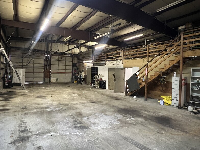 More Photos Of 12-14 King St, Northborough Light Manufacturing For Lease