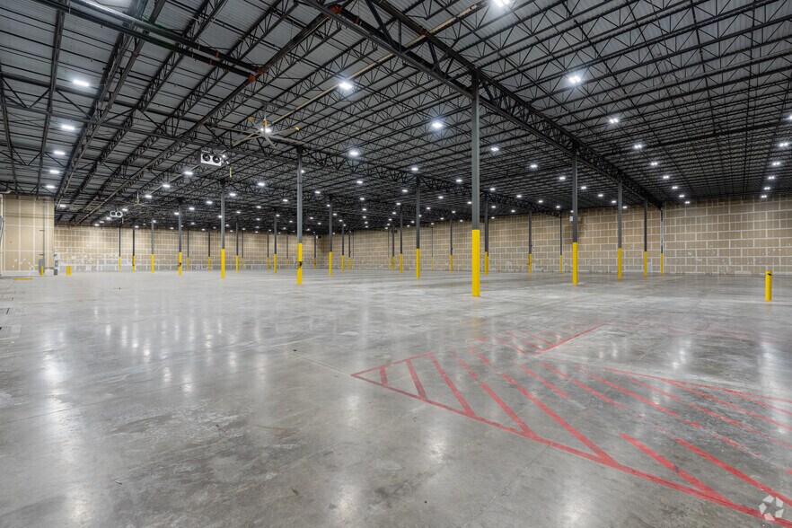 More Photos Of 15124 Grand River Rd, Fort Worth Distribution For Lease