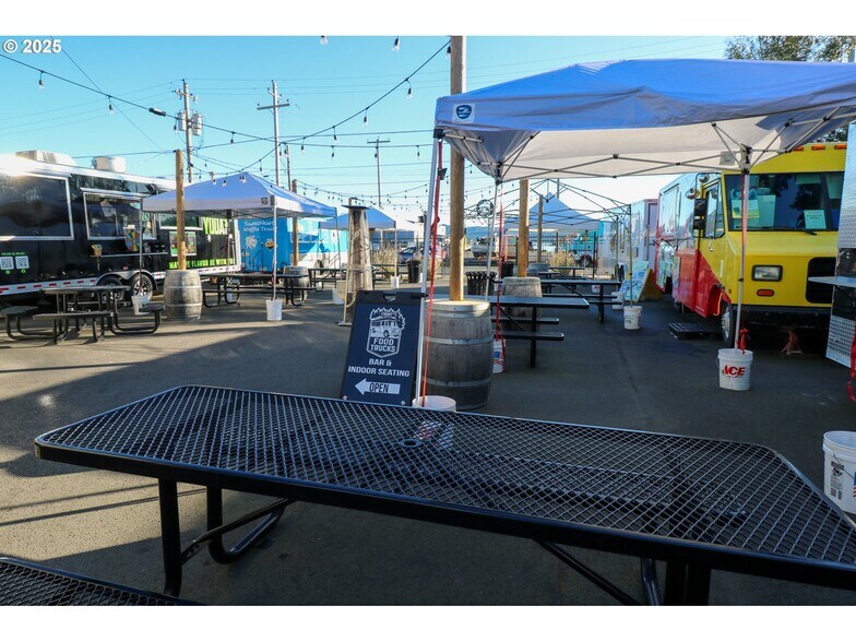 More Photos Of 790 N Bayshore Dr, Coos Bay Freestanding For Sale