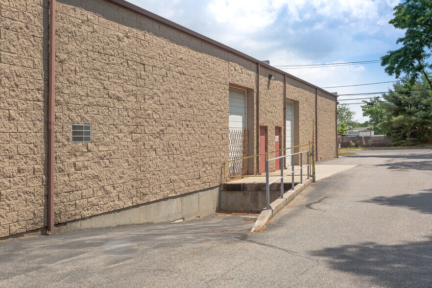 More Photos Of 2130 Pond Rd, Ronkonkoma Warehouse For Lease