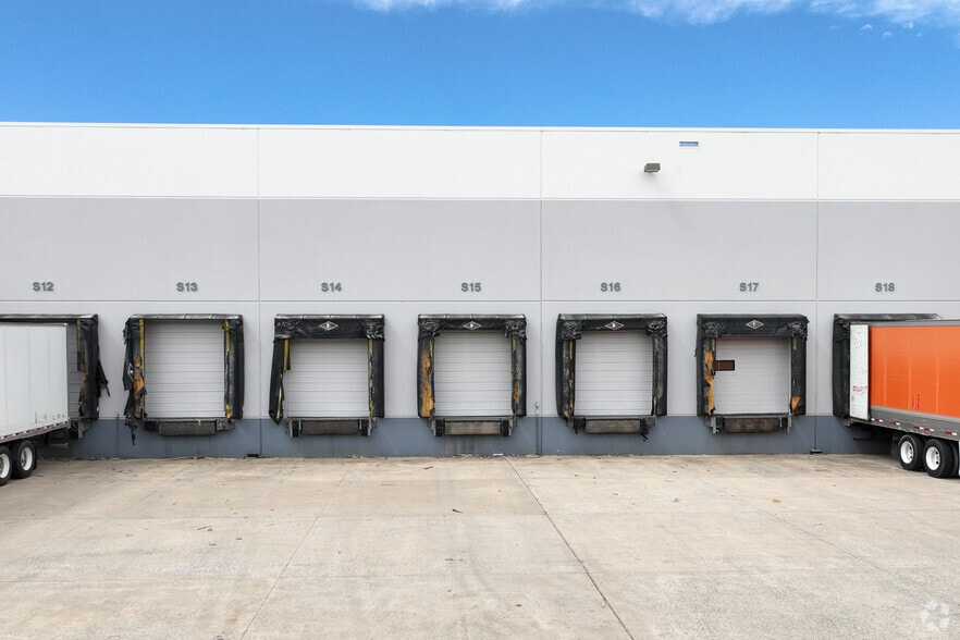 More Photos Of 255 Fort Collier Rd, Winchester Warehouse For Lease