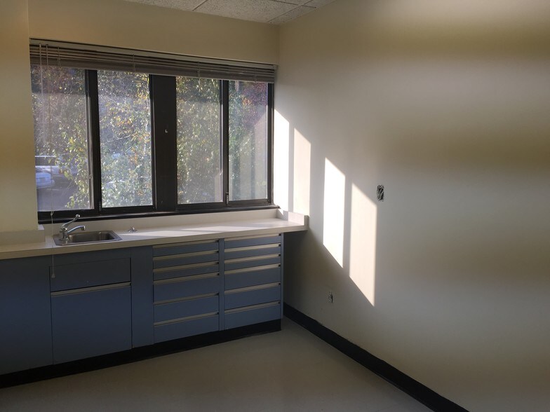 More Photos Of 65 Mountain Blvd, Warren Medical For Sale