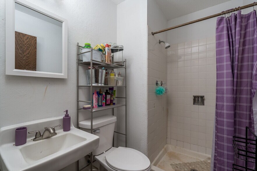More Photos Of 3200 S Maple Ave, Slayton Apartments For Sale