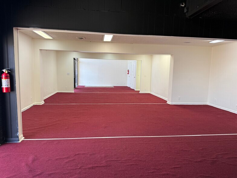 More Photos Of 294 S Lowry St, Smyrna General Retail For Sale