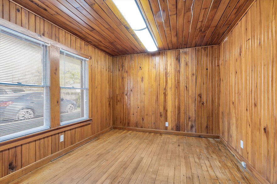 More Photos Of 207 W Montgomery St, Willis Office For Lease