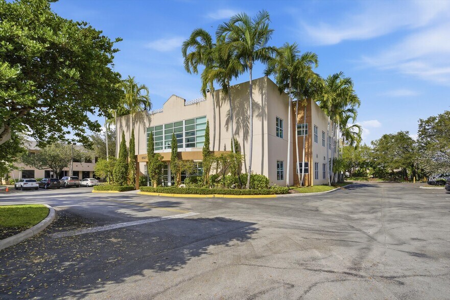 More Photos Of 8527 Pines Blvd, Pembroke Pines Office For Sale
